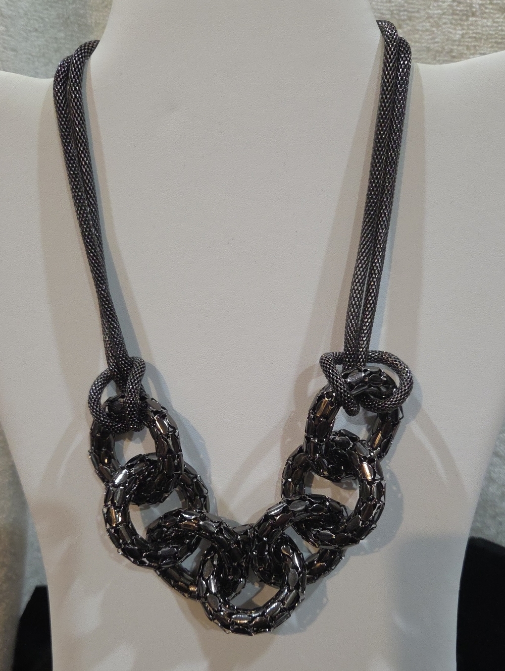 Black Mesh Chain With Black Metallic Rings